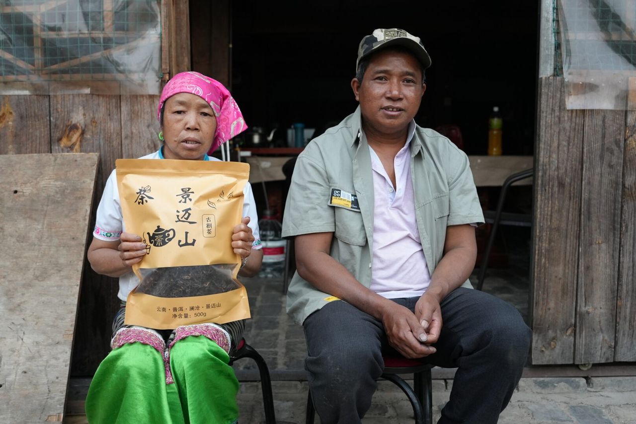 A tea-selling couple in the market