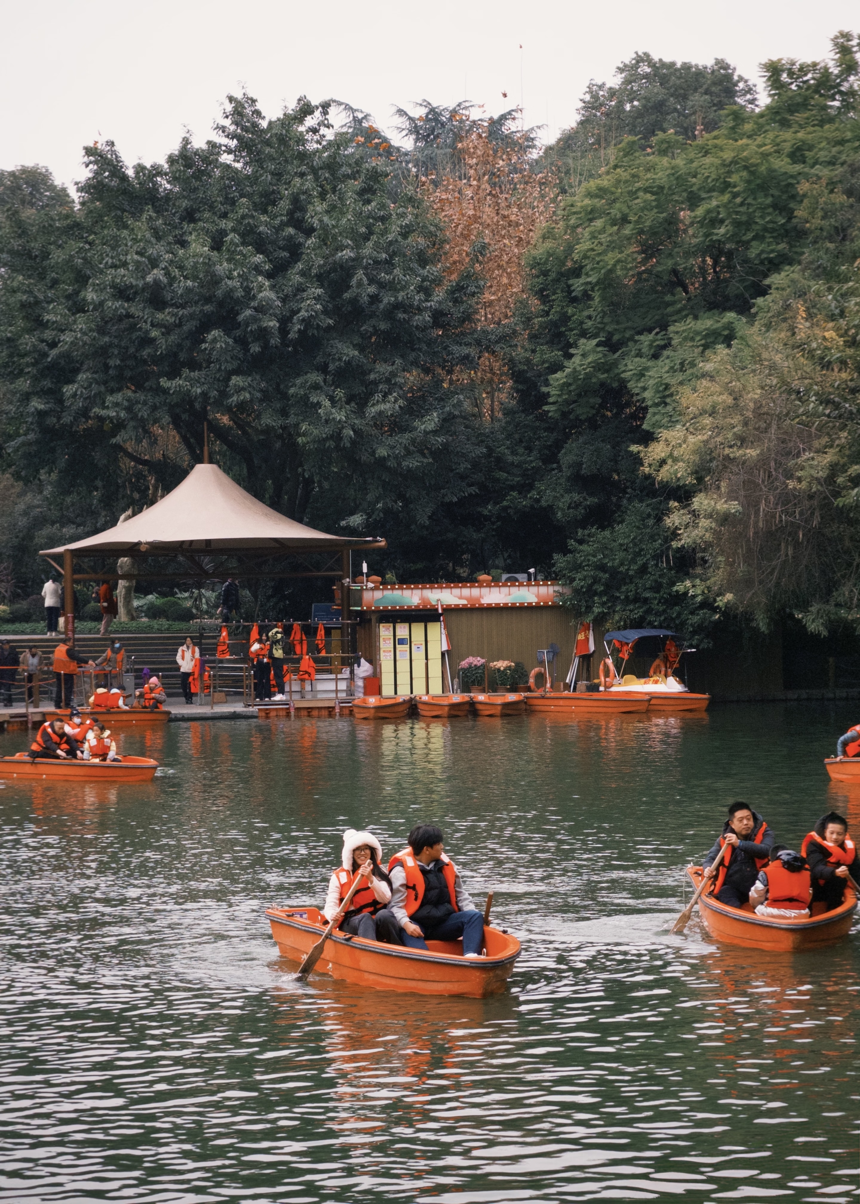 Chengdu People's Park Slow Walk — Tea Houses, Music, and Everyday Local Life