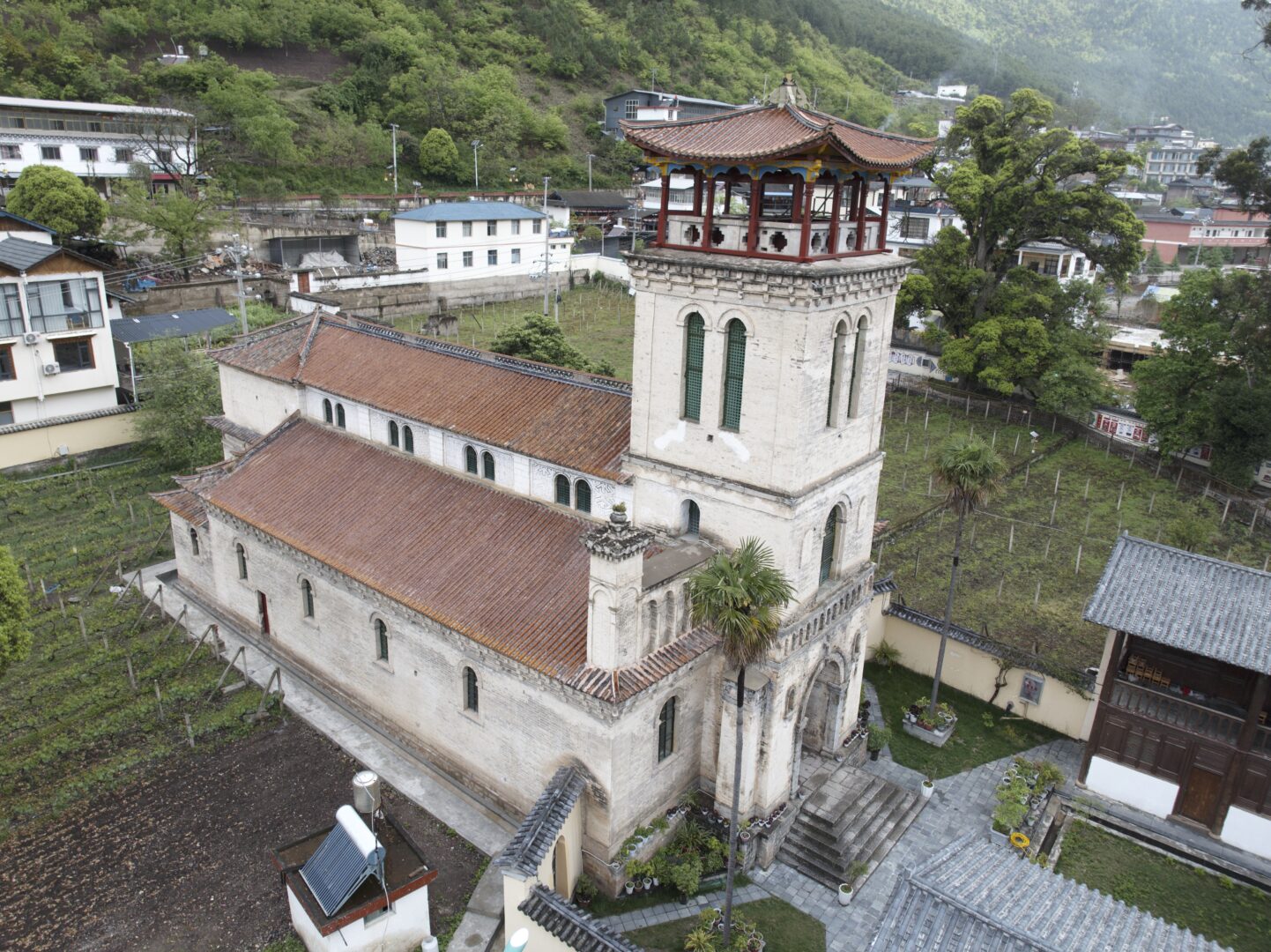 Cizhong — Tibetan Catholics and a French Vineyard