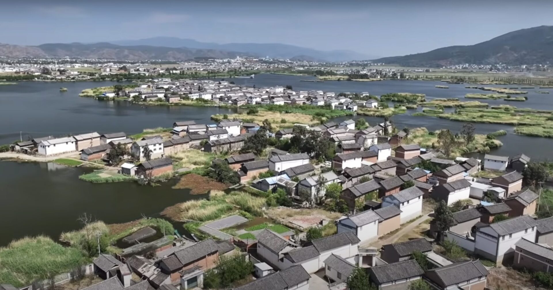 Dali — A Lake, a Mountain Range, and the Bai Towns Between