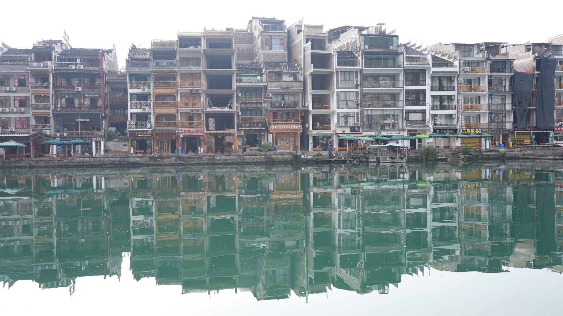 Zhenyuan — A Riverside Town Between Two Cliffs