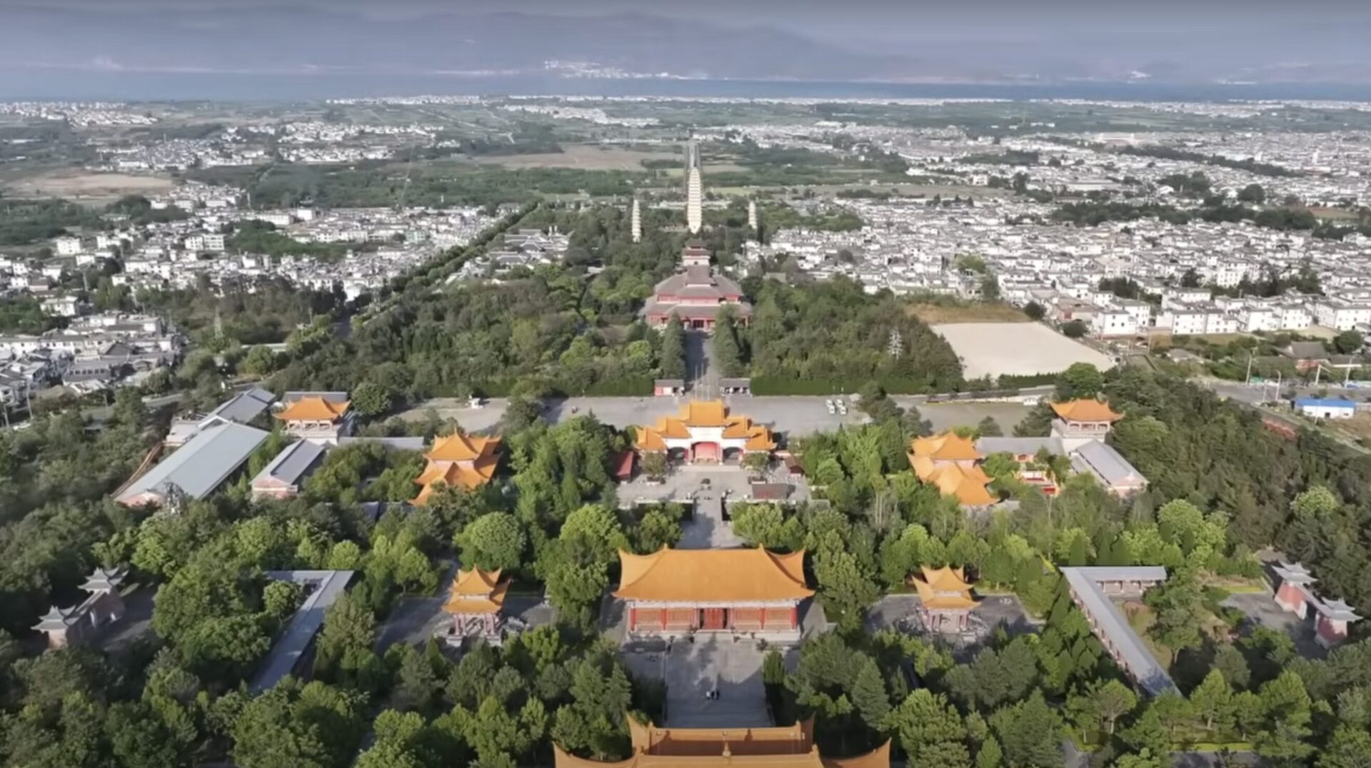 Dali — A Lake, a Mountain Range, and the Bai Towns Between