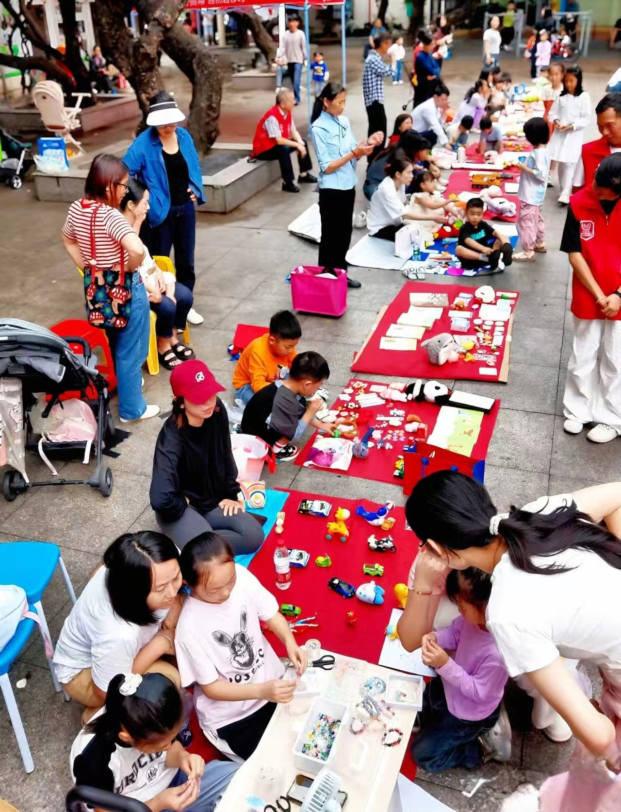 Ordinary & Luxury Chengdu Community Tour — Local Lifestyle Contrast Experience