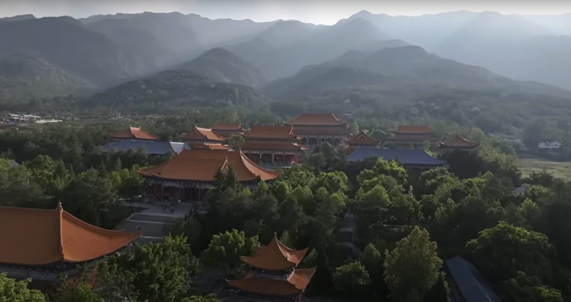 Dali — A Lake, a Mountain Range, and the Bai Towns Between