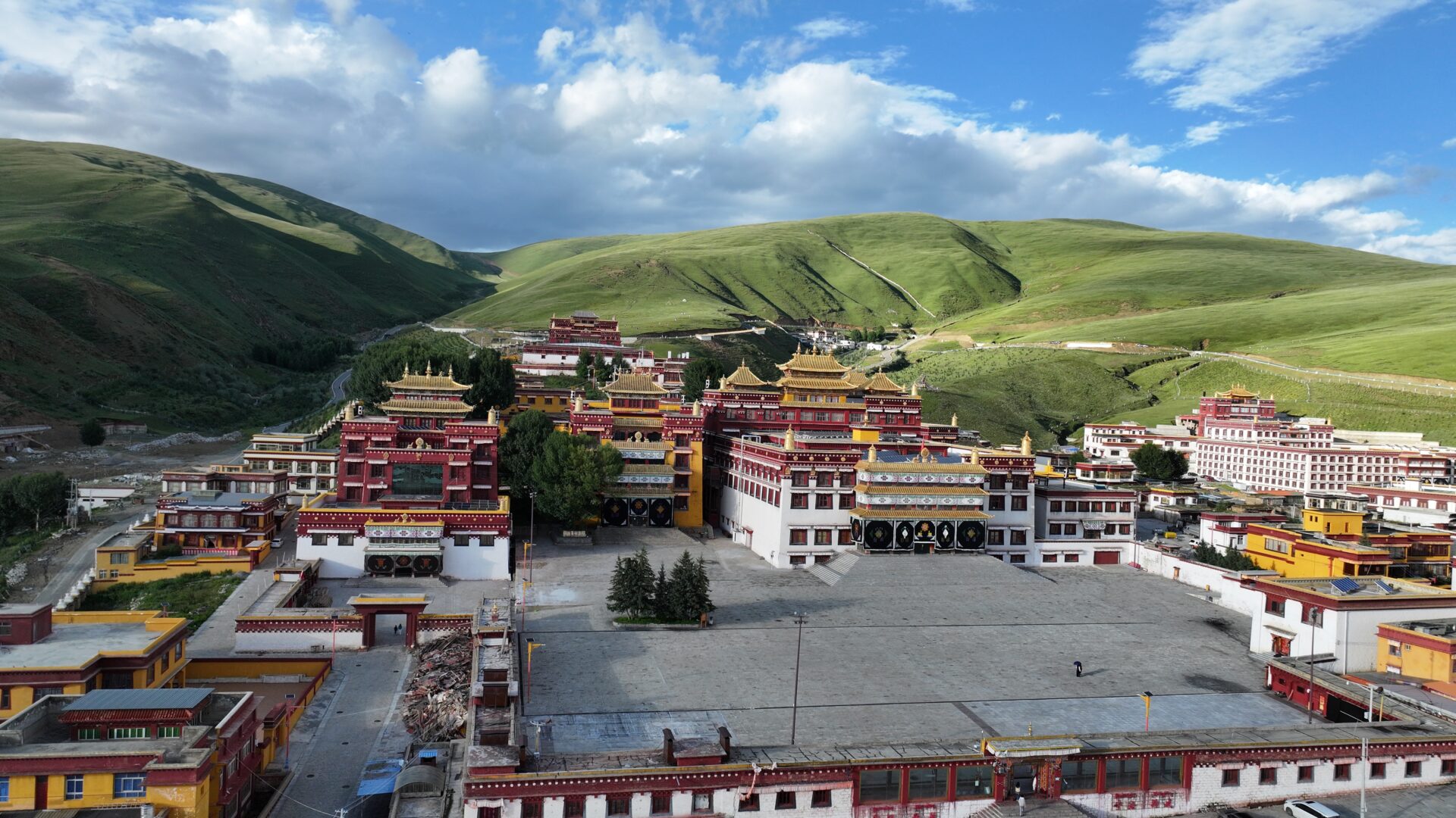 Litang — A Town at 4,000 Metres, No Permit Required