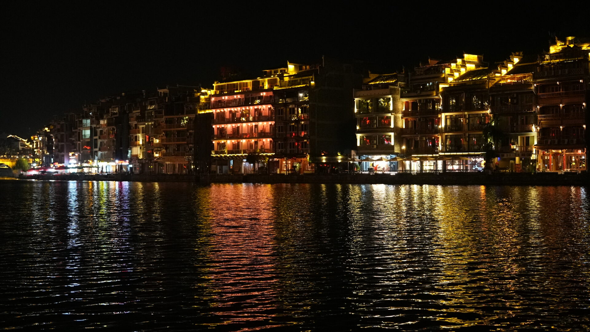 Zhenyuan — A Riverside Town Between Two Cliffs