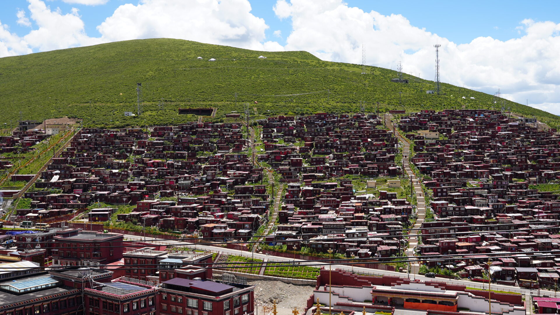 Garzê — Grassland, Monasteries and Horses