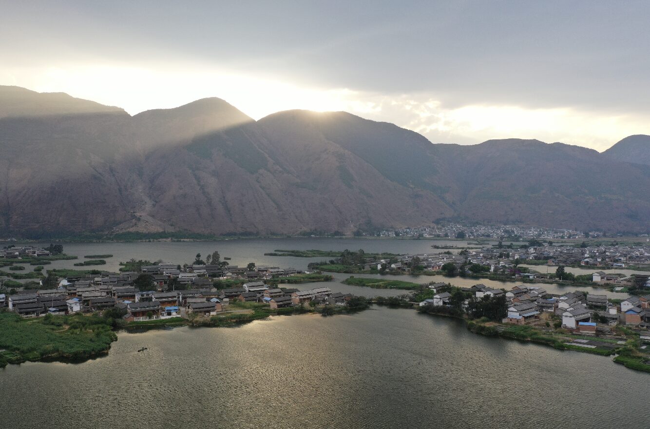 Dali — A Lake, a Mountain Range, and the Bai Towns Between