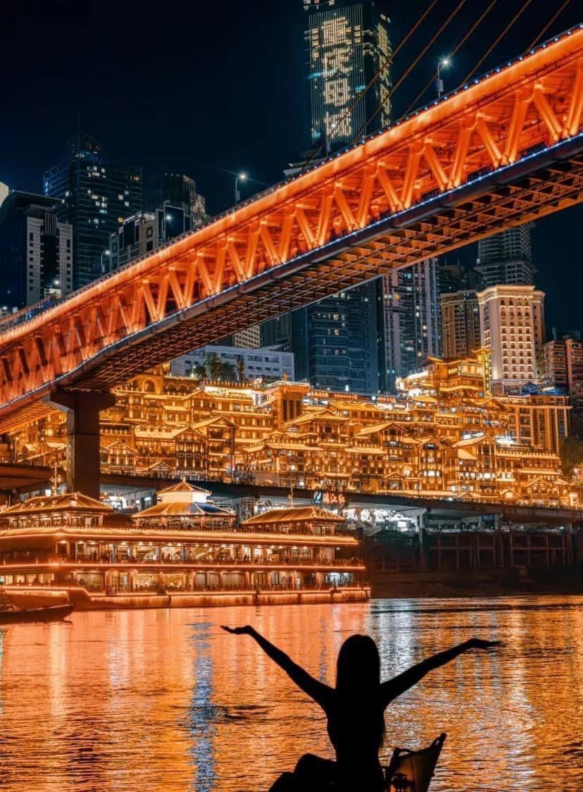 Chongqing Night Walk — Cyberpunk City Layers & Hongya Cave Glow
