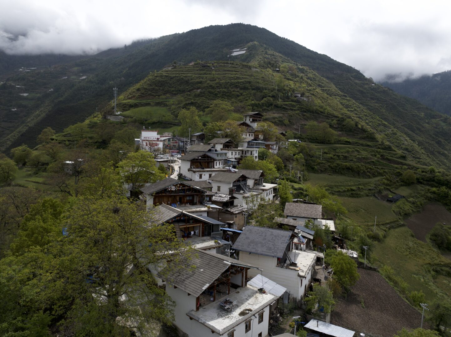 Cizhong — Tibetan Catholics and a French Vineyard