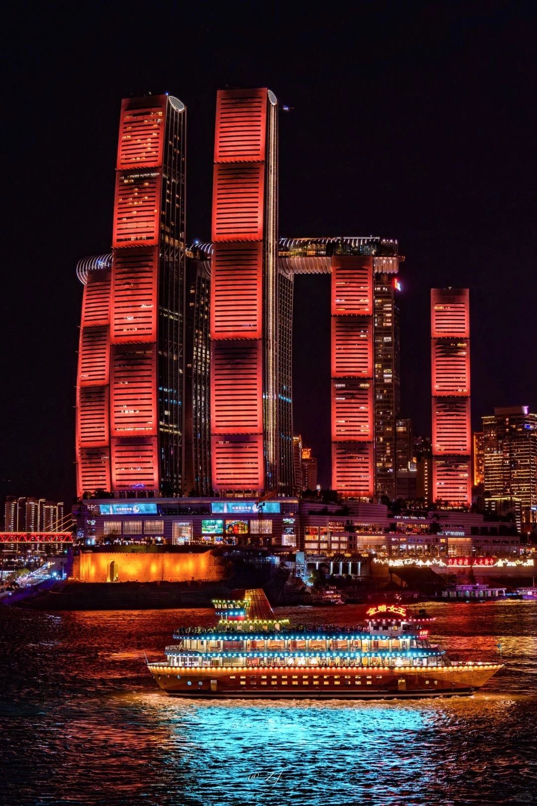 Chongqing Night Walk — Cyberpunk City Layers & Hongya Cave Glow